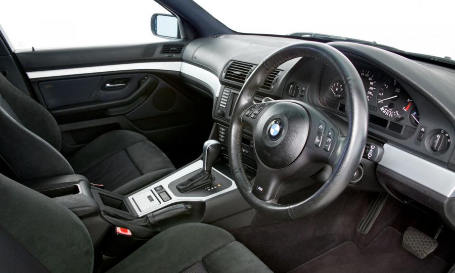 Интерьер BMW 525i Touring M Sport Package 2002 года  (UK) (фото 7 из 25)
